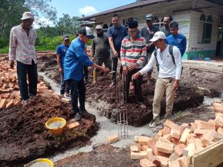 dr Moris Meletakan Batu Pertama Pembangunan Masjid Sabilussalam Desa Penebal